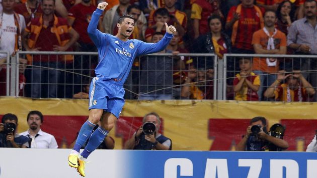 GIGANTE EN EL INFIERNO. Cristiano Ronaldo tuvo un debut espléndido en la Champions. (Reuters)