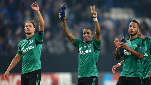 Jefferson Farfán celebra junto a sus compañeros del Schalke 04. (AFP)
