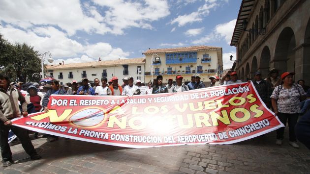 OPOSICIÓN. Un grupo de pobladores llegó hasta la Plaza de Armas para expresar su protesta. (Percy Hurtado)