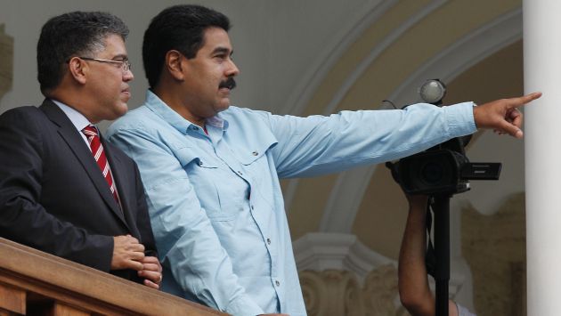 Elías Jaua junto a Nicolás Maduro en Caracas. (AP)