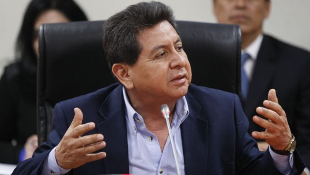 León Rivera intentó defender al líder de su partido. (David Vexelman)
