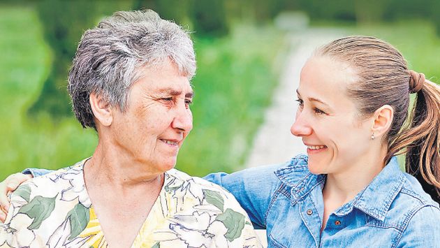 Las actividades familiares que incluyen a los abuelos y a personas mayores ayudan a estimular la empatía.
