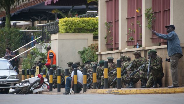 Tensión en el centro comercial de la capital keniata. (AP)