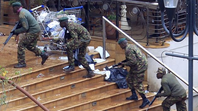 Militares kenianos siguen con el asedio a terroristas de Al Shabab. (Reuters)