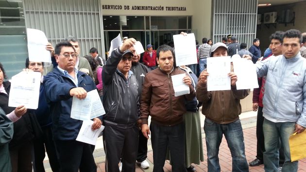 INDIGNADOS. Grupo de conductores protestó en el SAT por la arbitraria imposición de fotopapeletas. (Ángel Arroyo)