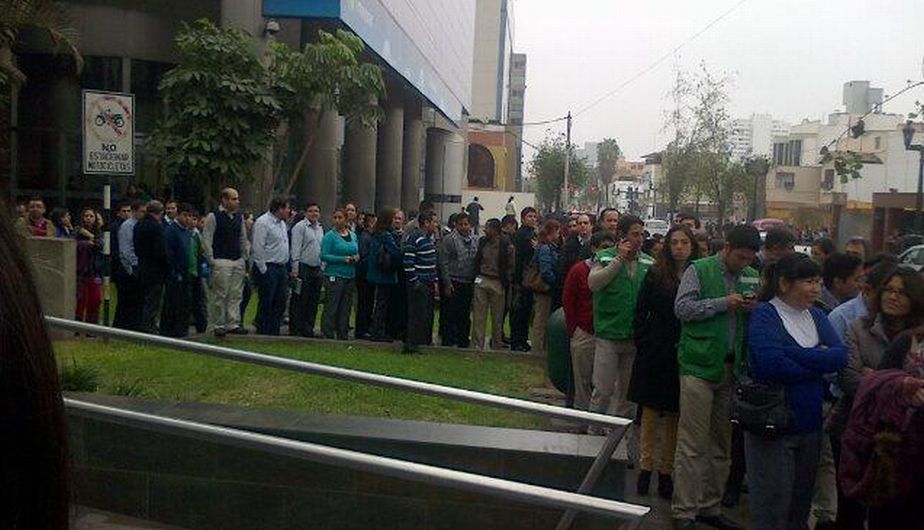 Evacuación en edificio de Pacifico Seguros, en Lima. (@OfeliaNaomi en Twitter)