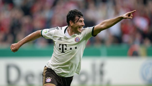 Claudio Pizarro sigue perforando redes en Alemania. (AFP)