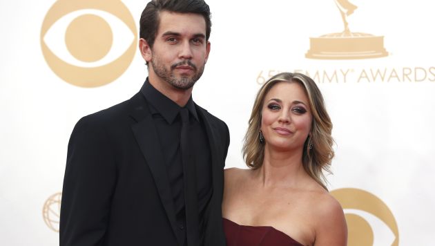 Kaley Cuoco estuvo acompañada de su futuro esposo, Ryan Sweeting, en la entrega de los Emmy. (Reuters)