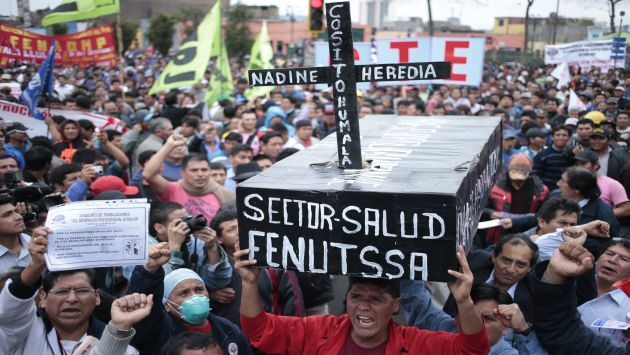 PIDEN CAMBIOS. Grupos de manifestantes llevaron sus propios pliegos de reclamos. (César Fajardo)