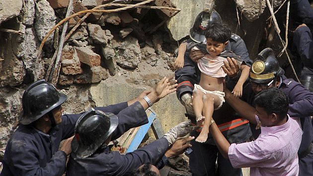 Equipos de rescate en la India continúan ayudando a las víctimas del derrumbe. (AP)