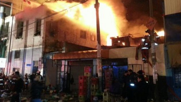 Voraz incendio en el Cercado de Lima. (El Comercio)