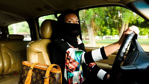 Mujeres en Arabia Saudí tienen prohibido manejar. (The Guardian)