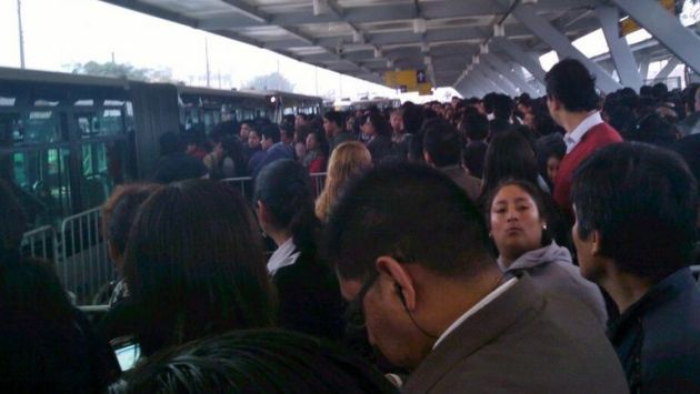 Estaciones lucieron abarrotadas de pasajeros. (@elisalinas23 en Twitter)