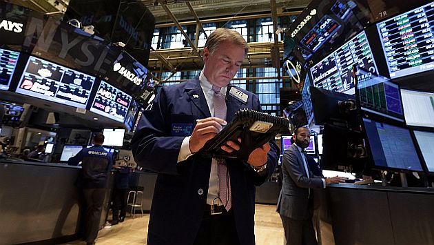 Wall Street arrancó la semana con pérdidas ante falta de acuerdo en el Capitolio. (AP)