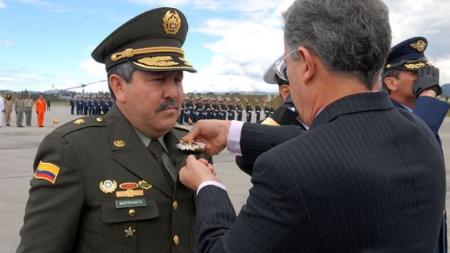 Flavio Buitrago recibiendo condecoración de Álvaro Uribe. (Diario El Universal de Colombia)