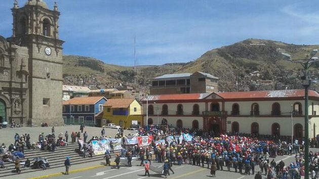 En Puno, mineros han tomado la Plaza de Armas para protestar. (@Ro_Aliaga)