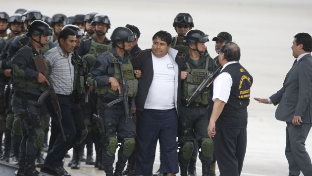 Los detenidos llegaron bajo fuertes medidas de seguidad. (Mario Zapata/Peru21)