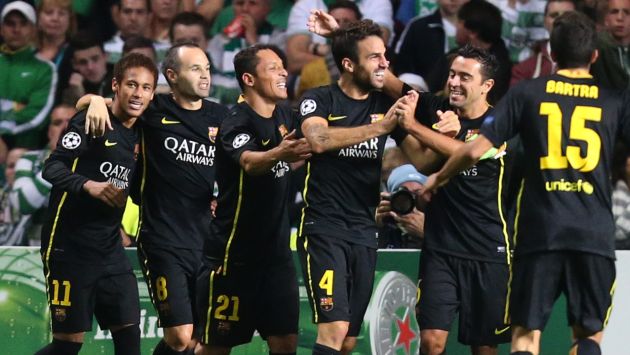 CRACKS. Neymar, Iniesta, Adriano y Xavi celebran con Cesc Fábregas. Messi no estuvo, pero el equipo respondió. (AP)