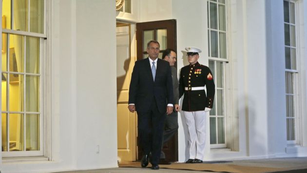 Boehner sale de reunión en la Casa Blanca. (AP)