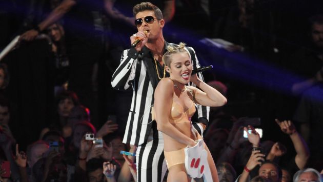 Miley Cyrus causó revuelo con mano de hule. (AP)