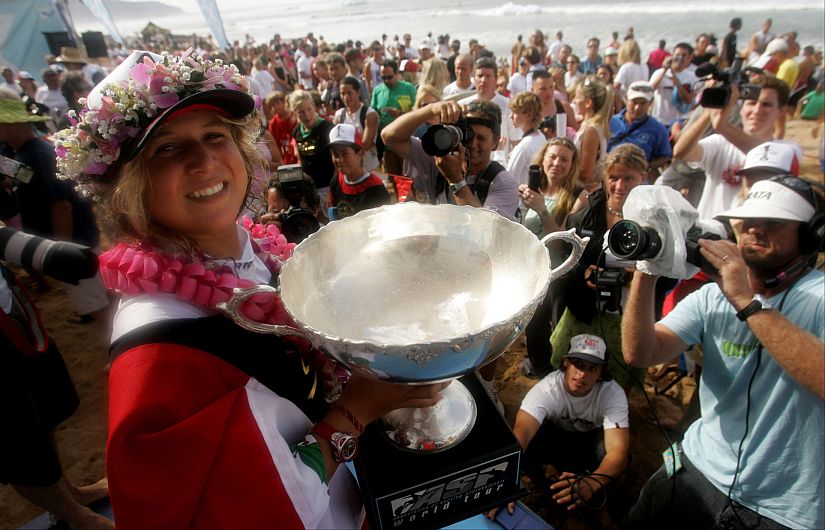 2004: Campeona mundial del Tour WCT tras ganar tres de las ocho fechas del torneo. 1er lugar en el ISA World Surfing Games en Ecuador. (Renzo Giraldo)