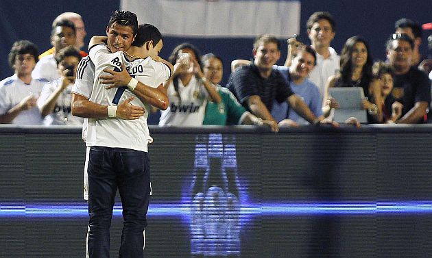 Cristiano Ronaldo abrazó al aficionado y pidió a los de seguridad que lo traten bien. (Reuters)