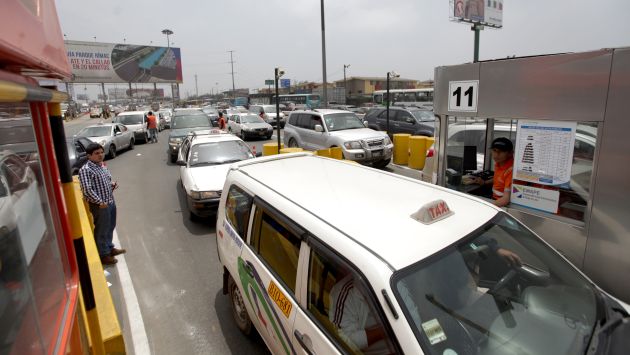 TRÁFICO INFERNAL. Miles de personas, que salían de Lima por el feriado, sufrieron por la gran congestión vehicular en los peajes. (Fidel Carrillo)