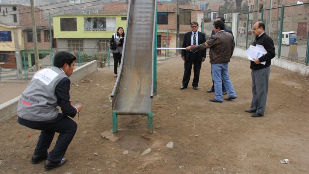 Fiscalía recomienda a autoridades dar mantenimiento permanente a los juegos infantiles. (Andina)