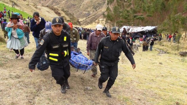 FATALIDAD. Policías ayudaron con el rescate de los cadáveres. (Andina)