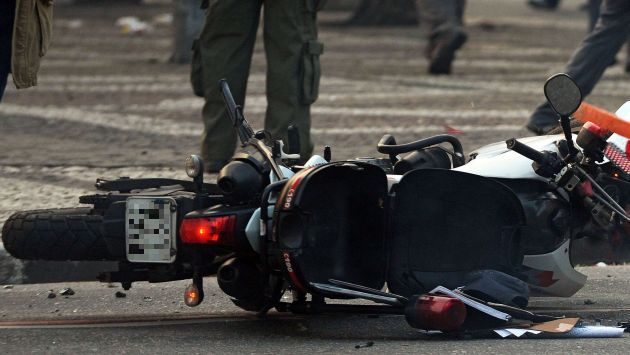 Conductor perdió el control de la moto en una curva. (AFP/Referencial)