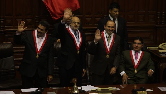 SE EXTENDIÓ EL PROBLEMA. Integrantes de mesa directiva 2011-2012 enfrentados por el escándalo Urtecho. (Perú21)
