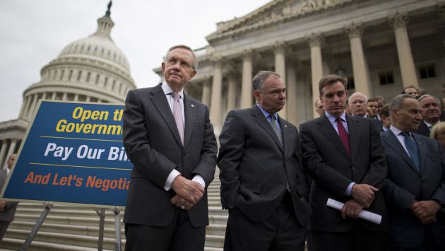 El líder demócrata del Senado, Harry Reid, junto a otros legisladores de su partido en las escaleras del Capitolio. (AP)