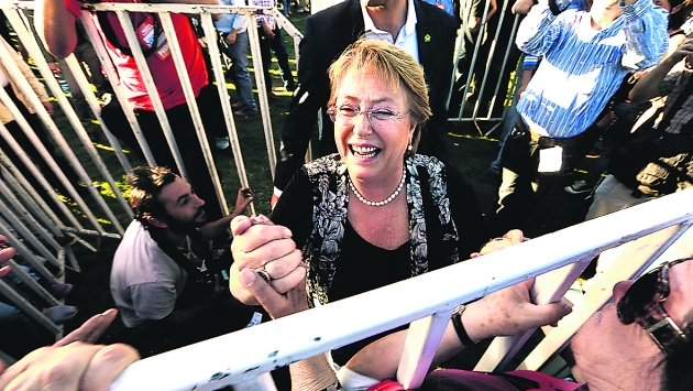 FAVORITA. Michelle Bachelet conserva las preferencias, pero la distancia con Matthei se acorta. (EFE)