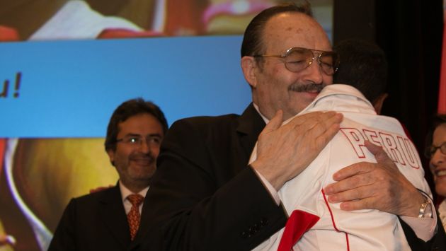 Vásquez Raña se abraza con el taekwondista Renzo Cárdenas tras la elección de Lima como sede de los Panamericanos 2019. (EFE)