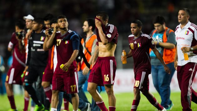 Los jugadores venezolanos lamentaron el empate que los dejó fuera de carrera. (EFE)