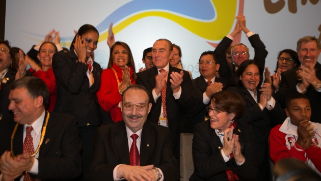 Júbilo nacional. El presidente de la Odepa, Mario Vázquez (en el centro), ocasionó la felicidad de Susana Villarán, José Quiñones y toda la delegación peruana. (EFE)