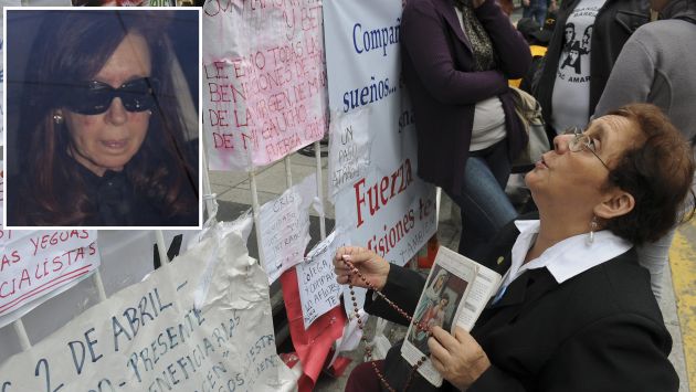 Decenas de argentinos la esperaron a la salida de hospital. (EFE/AP)