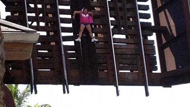 Mujer quedó colgada de un puente en Fort Lauderdale, Florida. (Internet)