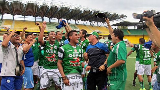 Los jugadores celebraron en Pucallpa el ascenso. (Foto: dechalaca.com)