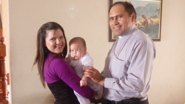 Abanto y De la Lama tras bautizo de su hija. (Difusión)
