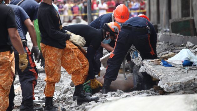 Rescatistas recuperaron más cadáveres. (AP)