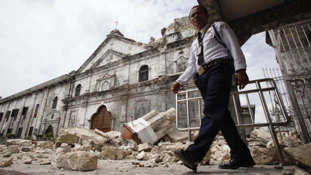 EN ESCOMBROS. La mayoría de iglesias centenarias están seriamente afectadas por el sismo. (Reuters)