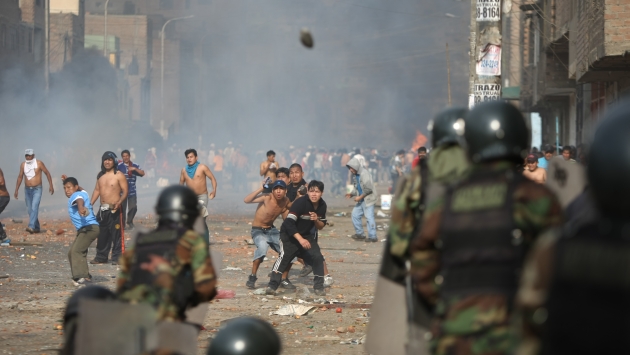 ¿Sin violencia? Esta imagen, del 27 de octubre de 2012, muestra el ataque de vándalos a la Policía. (Luis Gonzales)