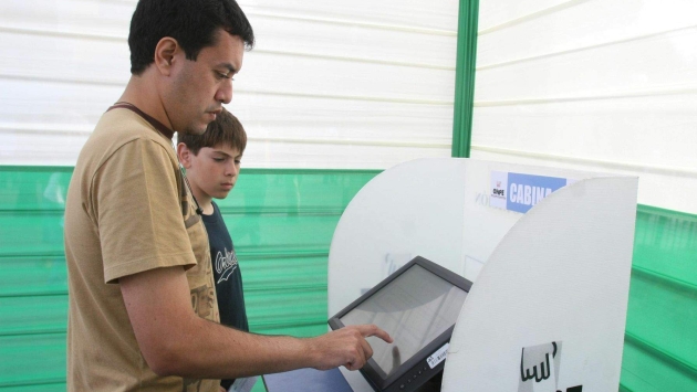 Voto electrónico se aplicará en elección de noviembre. (Andina)
