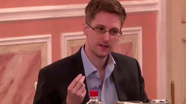 Snowden tiene asilo por un año en Rusia.