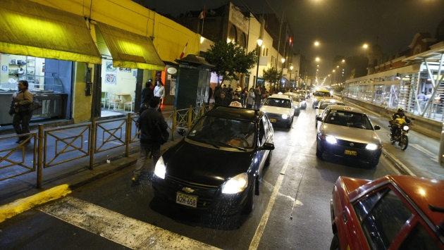 A prevenir. Transitadas vías como Emancipación son el centro de operación de falsos taxistas.  (Luis Gonzales)