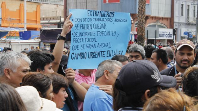 Un grupo de chilenos en Antofagasta protestaron hoy contra los extranjeros. (soychile.cl)