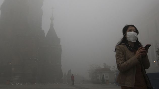 Los habitantes de Harbin deben caminar con mascarilla. (Reuters)