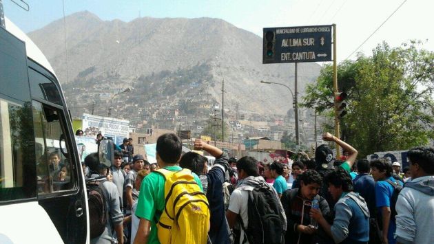 Estudiantes se enfrentan contra la Policía Nacional por crisis para elegir nuevo rector. (Canal N/@Rociop)