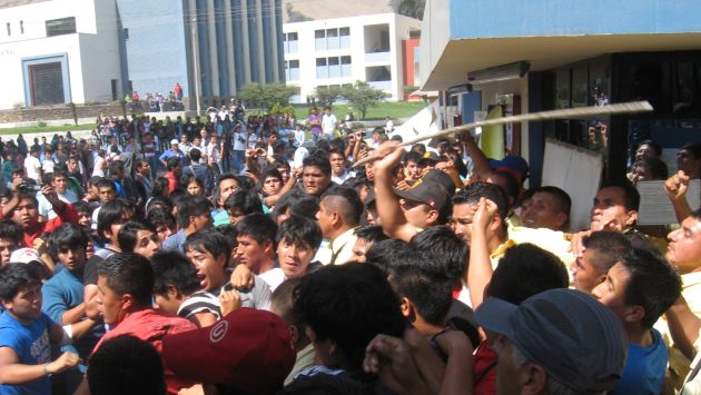 Estudiantes se volvieron a enfrentar con la Policía. (Martín Herrera/USI)